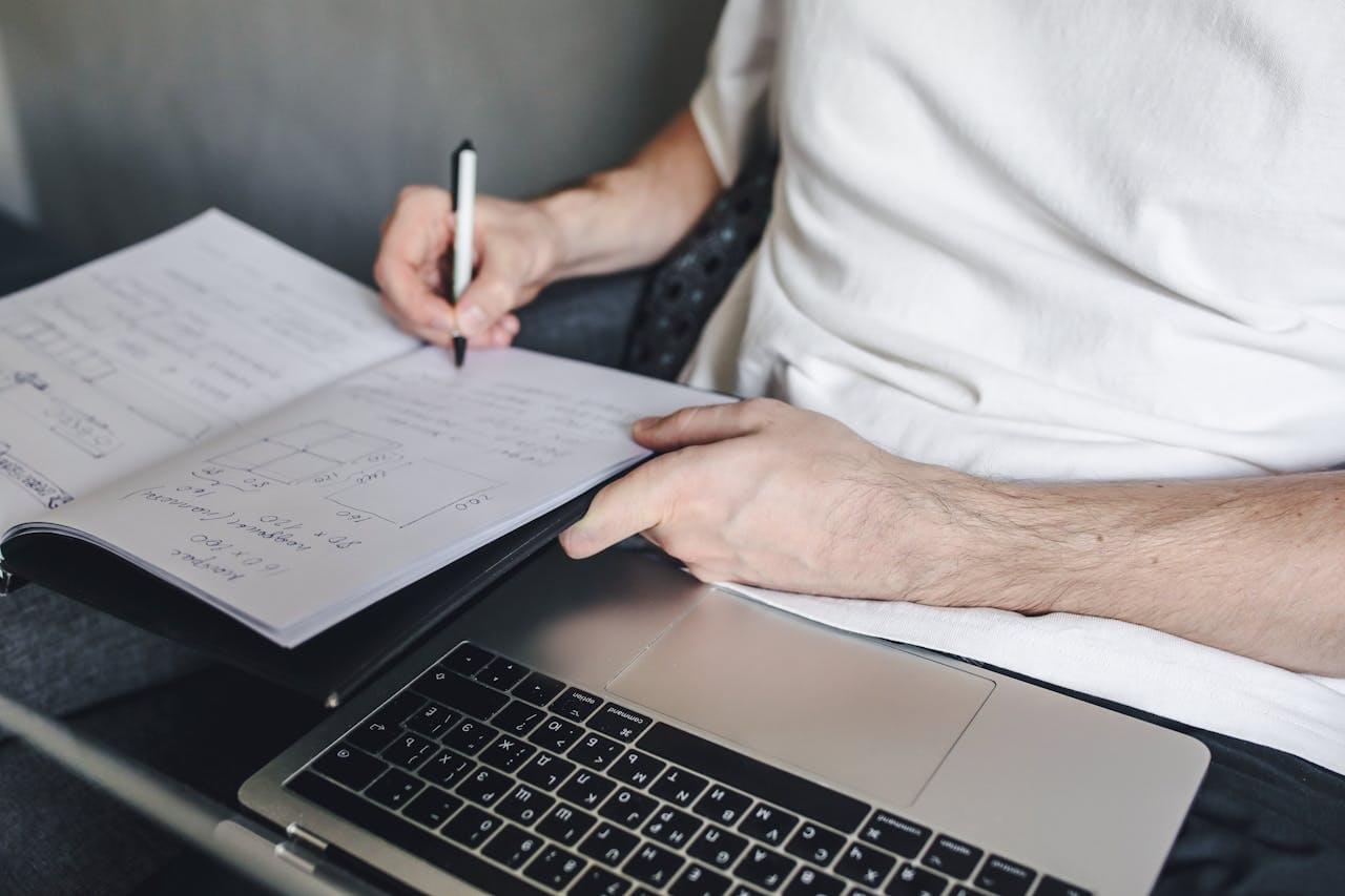 Студент изучает материалы на ноутбуке